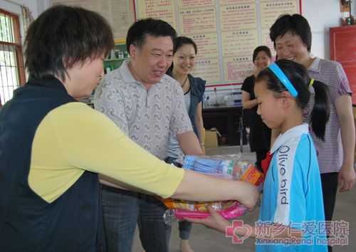 2011年5月31日去延津看望春蕾计划资助的贫困女童